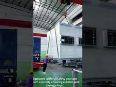 Jetx کارگران به دقت واحدهای بزرگ AC را برای حمل و نقل به کامیون بارگذاری می کنند.